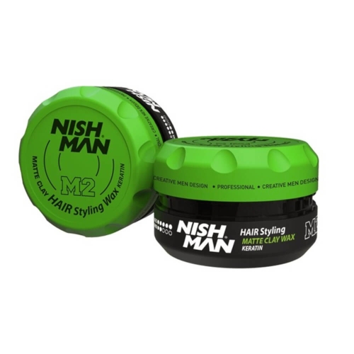 Matowa glinka do stylizacji włosów o pojemności 100 ml, w czarnym słoiku z zieloną nakrętką. Widoczny napis NISH.MAN oraz M2 MATTE CLAY HAIR Styling Wax Keratin. Produkt leży na białym tle.