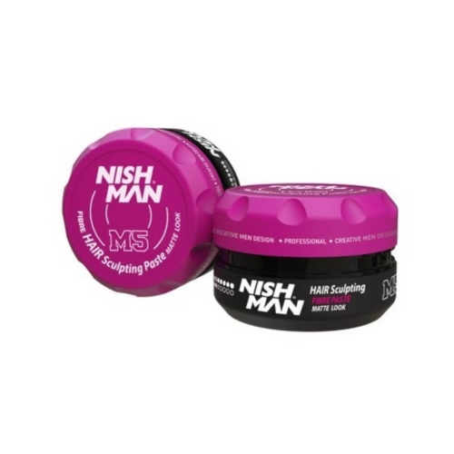 Kolekcja dwóch słoików pasty do stylizacji włosów NISH MAN, jeden w różowym kolorze z białym napisem FIBRE HAIR Sculpting Paste MATTE LOOK, drugi czarny z napisem HAIR Sculpting. Słoiki stoją obok siebie, z widocznymi pokrywkami.