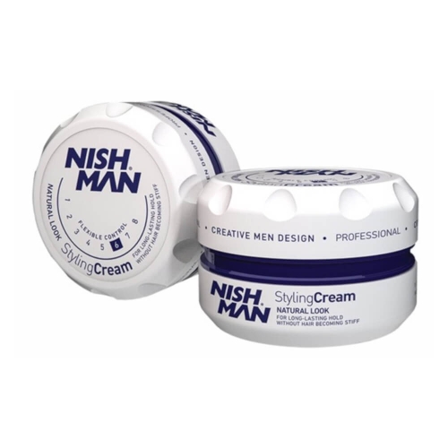 Biały słoik kremu stylizującego NISH.MAN z niebieskim wykończeniem i logo na pokrywce. Napis Styling Cream, Natural Look, flexible control, long-lasting hold. Okrągły kształt, zamknięcie z wypustkami, białe tło.