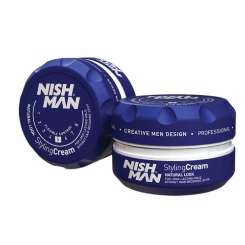 Niebieska, matowa ceramika NISH.MAN z pokrywką, z napisem Styling Cream i skalą utrwalenia 2-8. Dwa zamknięte, zaokrąglone słoiki, ujęcie z przodu na białym tle.