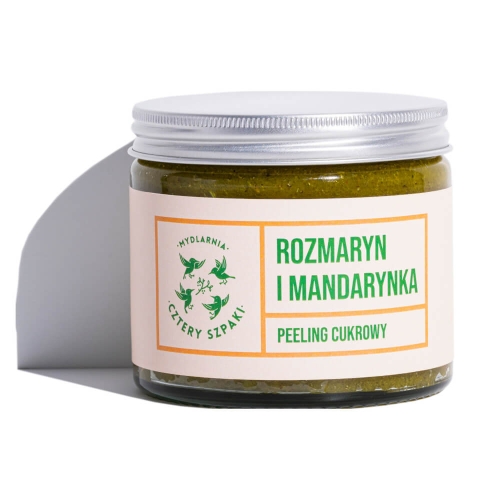 Zielony słoik peelingu cukrowego z etykietą „Rozmaryn i Mandarynka” w białym i pomarańczowym kolorze, złotą metalową pokrywką i prostokątnym kształtem, prezentowany na jasnym tle podkreślającym teksturę produktu.
