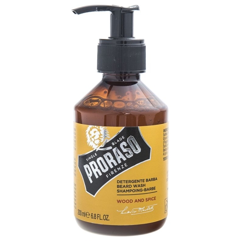 Szampon do brody Proraso, 200 ml, w szklanej, ciemnozłotej butelce z czarną pompką. Etykieta z białym napisem, lwem i zapachem drewna i przypraw. Minimalistyczne, białe tło, ujęcie boczne podkreślające detal i kształt.