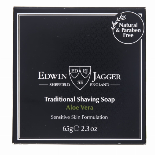 Czarne pudełko Edwin Jagger ze 65 g mydłem do golenia Aloe Vera dla skóry wrażliwej. Na wieczku herb i napis Natural & Paraben Free. Na białym tle, pudełko stoi pionowo.