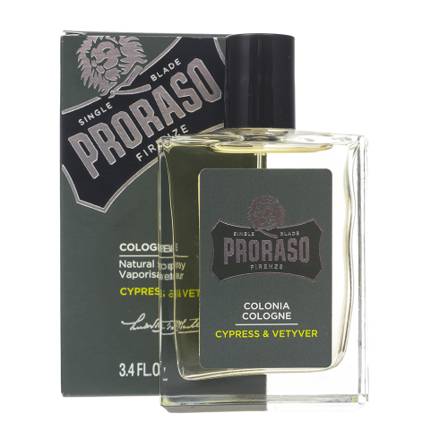 Proraso Cypress & Vetiver to klasyczna woda toaletowa 100 ml w przezroczystej butelce z czarną nakrętką, na tle czarno-zielonego opakowania z logo lwa i napisem Proraso.