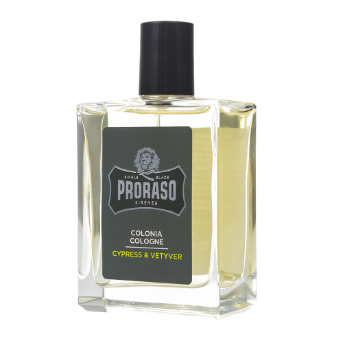 Przezroczysta, kwadratowa butelka Proraso z żółtym płynem, zieloną etykietą i białym napisem PRORASO oraz podtytułem COLONIA COLOGNE CYPRESS & VETYVER na białym tle.
