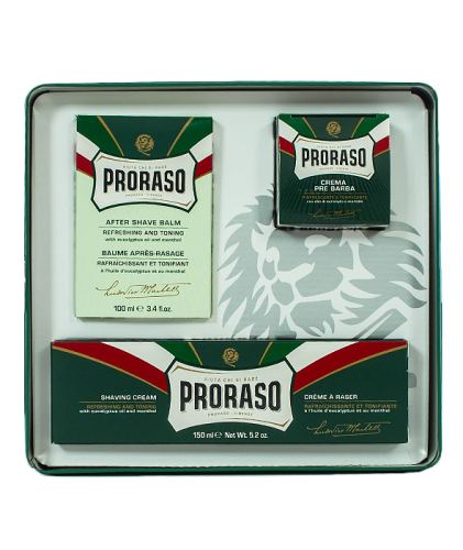 Zestaw Proraso do pielęgnacji zarostu: balsam po goleniu 100 ml, krem przed goleniem 75 ml, krem do golenia 150 ml. Opakowania w zielono-czerwonej kolorystyce z białymi akcentami, w białozielonej tacy z logo lwa.